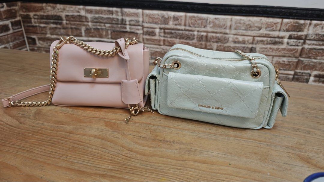 Charles and Keith 袋 （分類：多用途袋）位於 Hong Kong。 由 duhdmg15607 提交（商品編號 1465910717，圖片 1）。簡介： 有防塵袋，用咗一兩次保存得非常之好 可以放到電話銀包唇膏耳機都冇問題，綠色容量會大啲 粉紅色$200 綠色$300 兩個要晒$450。