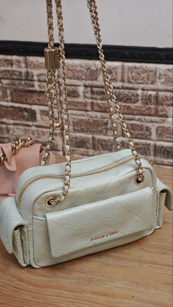 Charles and Keith 袋 （分類：多用途袋）位於 Hong Kong。 由 duhdmg15607 提交（商品編號 1465910717，圖片 2）。簡介： 有防塵袋，用咗一兩次保存得非常之好 可以放到電話銀包唇膏耳機都冇問題，綠色容量會大啲 粉紅色$200 綠色$300 兩個要晒$450。