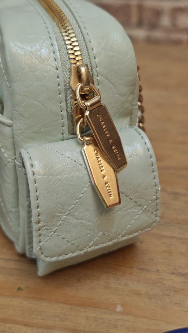 Charles and Keith 袋 （分類：多用途袋）位於 Hong Kong。 由 duhdmg15607 提交（商品編號 1465910717，圖片 4）。簡介： 有防塵袋，用咗一兩次保存得非常之好 可以放到電話銀包唇膏耳機都冇問題，綠色容量會大啲 粉紅色$200 綠色$300 兩個要晒$450。