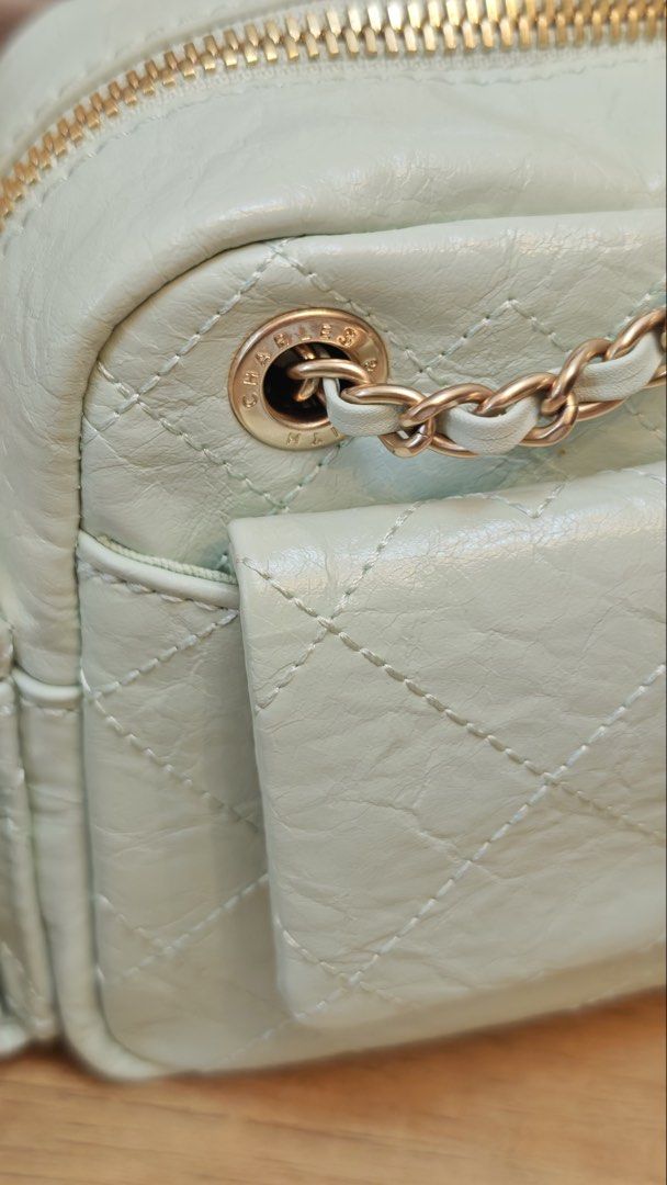 Charles and Keith 袋 （分類：多用途袋）位於 Hong Kong。 由 duhdmg15607 提交（商品編號 1465910717，圖片 3）。簡介： 有防塵袋，用咗一兩次保存得非常之好 可以放到電話銀包唇膏耳機都冇問題，綠色容量會大啲 粉紅色$200 綠色$300 兩個要晒$450。