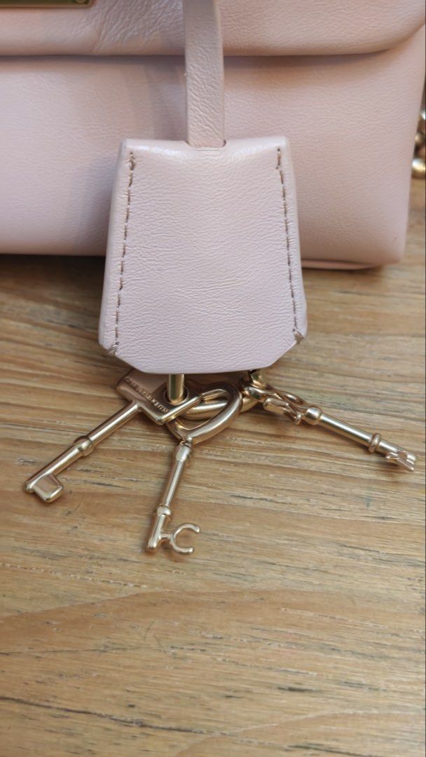 Charles and Keith 袋 （分類：多用途袋）位於 Hong Kong。 由 duhdmg15607 提交（商品編號 1465910717，圖片 8）。簡介： 有防塵袋，用咗一兩次保存得非常之好 可以放到電話銀包唇膏耳機都冇問題，綠色容量會大啲 粉紅色$200 綠色$300 兩個要晒$450。