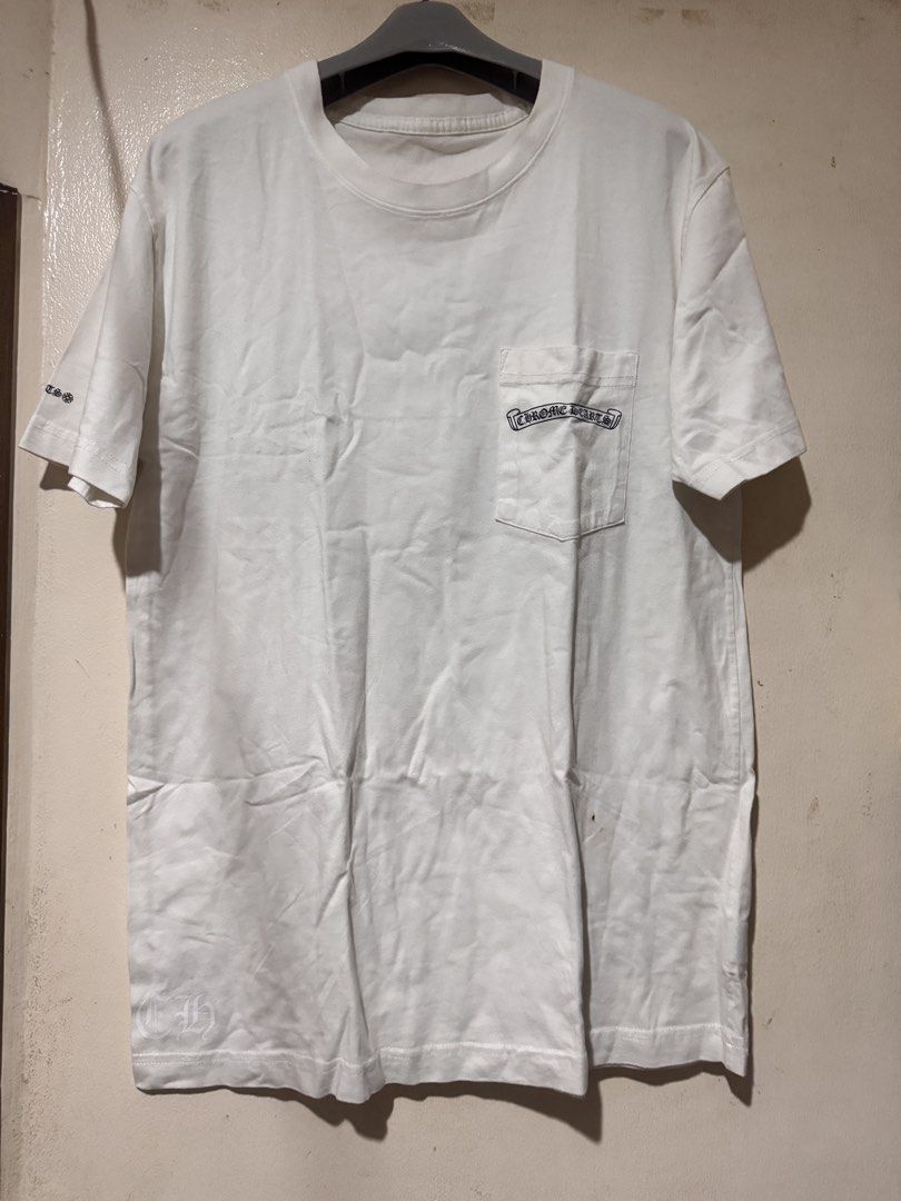 Chromehearts Pocket Tee (Category: Tshirts & Polo Shirts ) located in Danao, Cebu. Submitted by welvirinec29053 (Listing ID 1465781388, Image 1). Description: This appears to be a white Chrome Hearts Scroll Logo Pocket T-shirt featuring the iconic Gothic scroll lettering printed directly across the chest pocket. with back hit size M dimes 20x28 color 9/10.