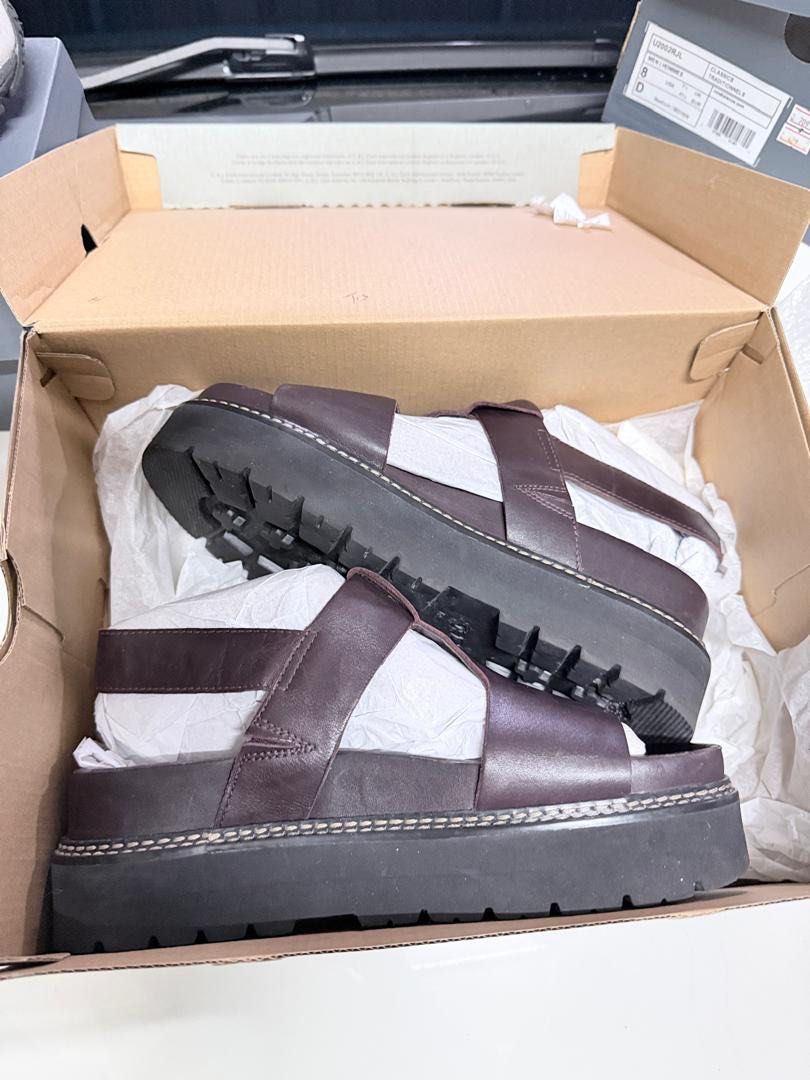 Clarks (Category: Sandals) located in Senawang. Submitted by erwind_1o1 (Listing ID 1465895849, Image 3). Description: Clarks Sandals (Orianna Sky) UK 5 EUR 38 Price : 260 can nego Legit & w box anything just Dm.