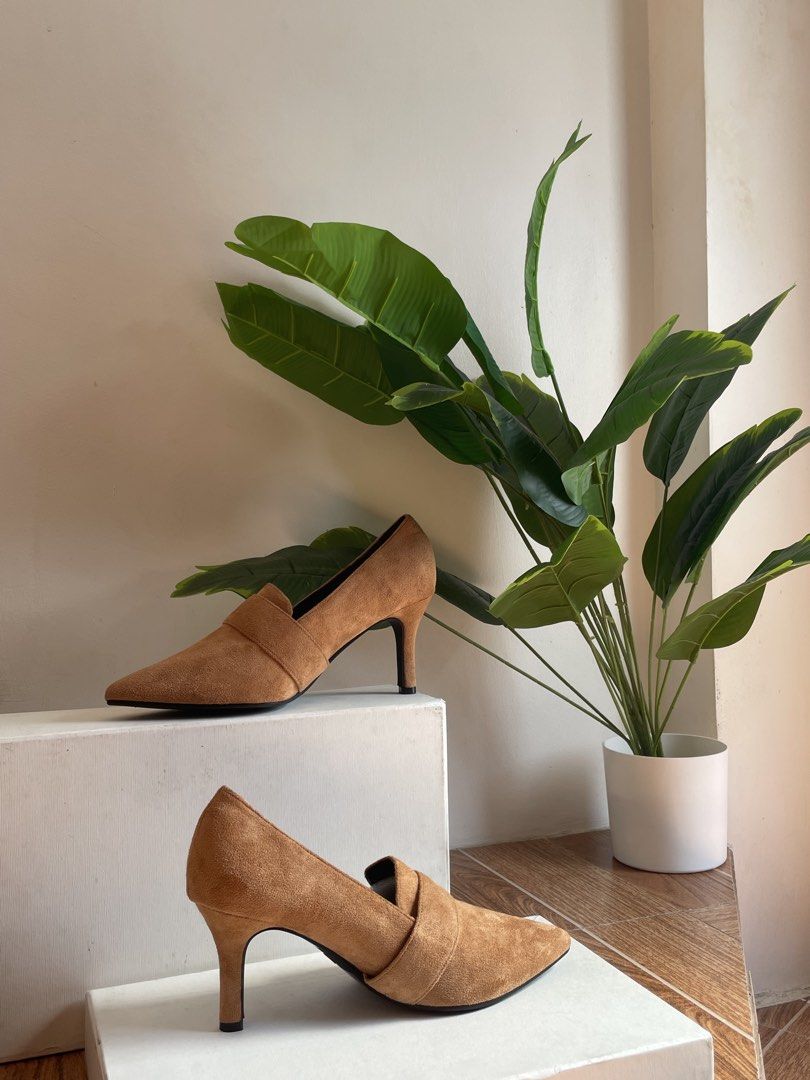 Classic High Heels (Category: Heels) located in Bulacan. Submitted by johnivanqu27099 (Listing ID 1465906983, Image 2). Description: Classic High Heels Color: Camel Size: EU 39 Elegant and timeless—perfect for a polished, sophisticated look. 💰₱999 only 📩 PM for inquiries. First come, first served..