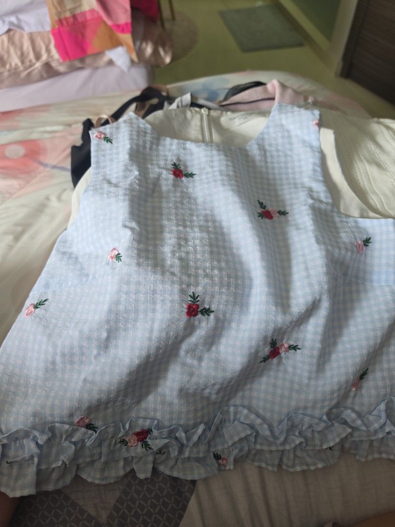 Clothes bundle (Category: Blouses) located in Singapore. Submitted by _lorarose.xx (Listing ID 1465803867, Image 3). Description: clothes bundle for sale all for 20 roughly around 16 pieces. all in s or xs sizes too new to feel a bit to just throw away. pick up only or mail through carousel buy..