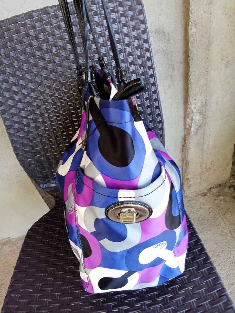COACH ALEX OP ART MULTIPRINT TOTE BAG (Category: Luxury Bags & Wallets) located in Vinzons. Submitted by gracecollectionsph09 (Listing ID 1465790928, Image 2). Description: GOOD CONDITION MAY SIGN OF USE PEELING SILVER LEATHER LINING PAYMENT FIRST BICOL LOCATION.