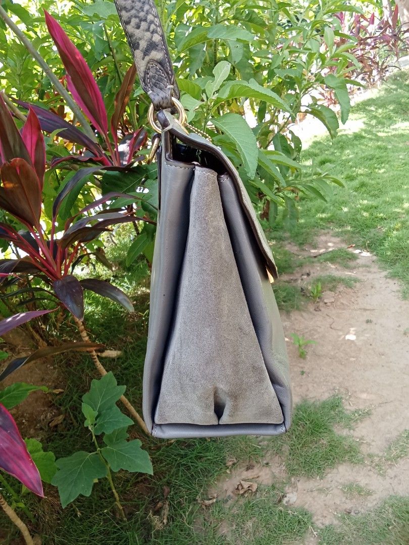 COACH AVARY FLAP CARYALL GRAY BAG (Category: Shoulder Bags) located in Vinzons. Submitted by gracecollectionsph09 (Listing ID 1465777157, Image 2). Description: GOOD CONDITION MINIMAL DIRT ON SUEDE PART NO SLING PAYMENT FIRST BICOL LOCATION.