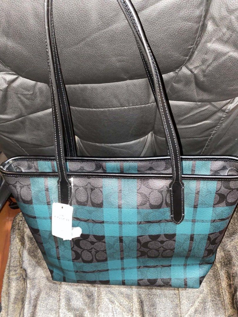 Coach bag (Category: Luxury Bags & Wallets) located in Manila. Submitted by aigp1108 (Listing ID 1465765523, Image 2). Description: .