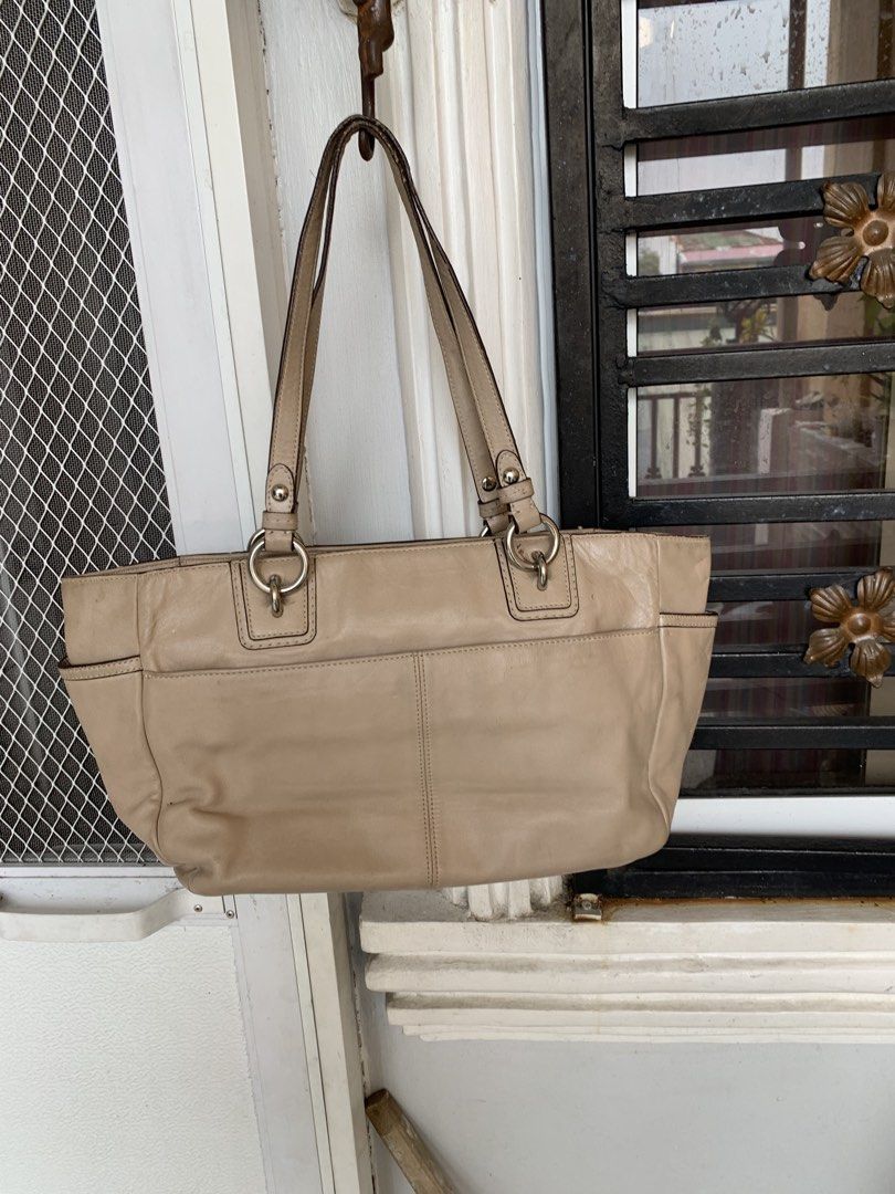 Coach Beige Leather Tote Bag (Category: Shoulder Bags) located in Taguig. Submitted by madisam (Listing ID 1465785964, Image 2). Description: Preloved original coach Clear in pics .