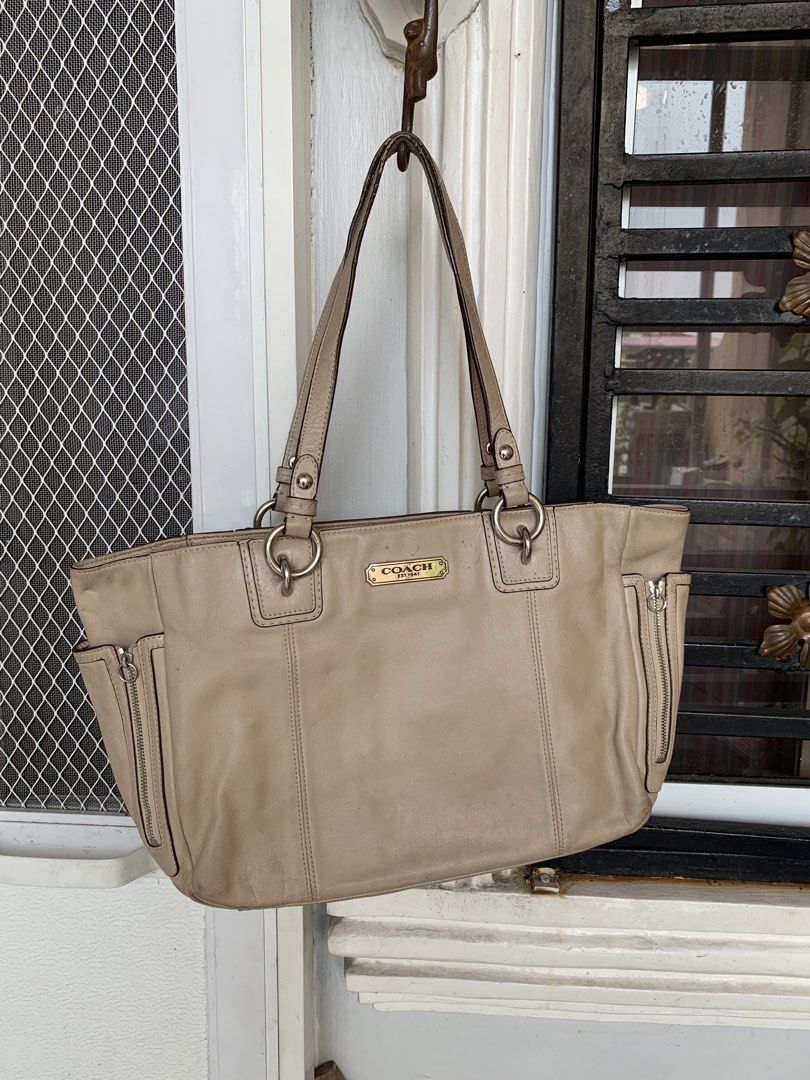 Coach Beige Leather Tote Bag (Category: Shoulder Bags) located in Taguig. Submitted by madisam (Listing ID 1465785964, Image 1). Description: Preloved original coach Clear in pics .