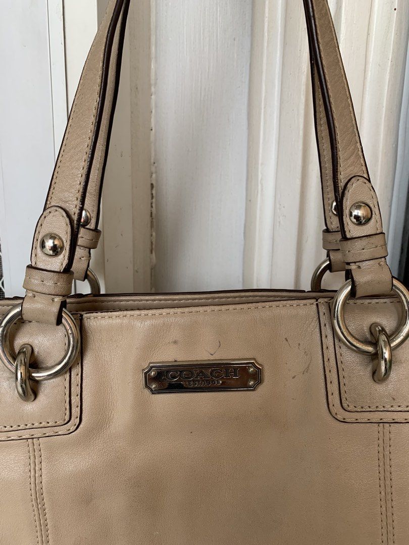 Coach Beige Leather Tote Bag (Category: Shoulder Bags) located in Taguig. Submitted by madisam (Listing ID 1465785964, Image 3). Description: Preloved original coach Clear in pics .