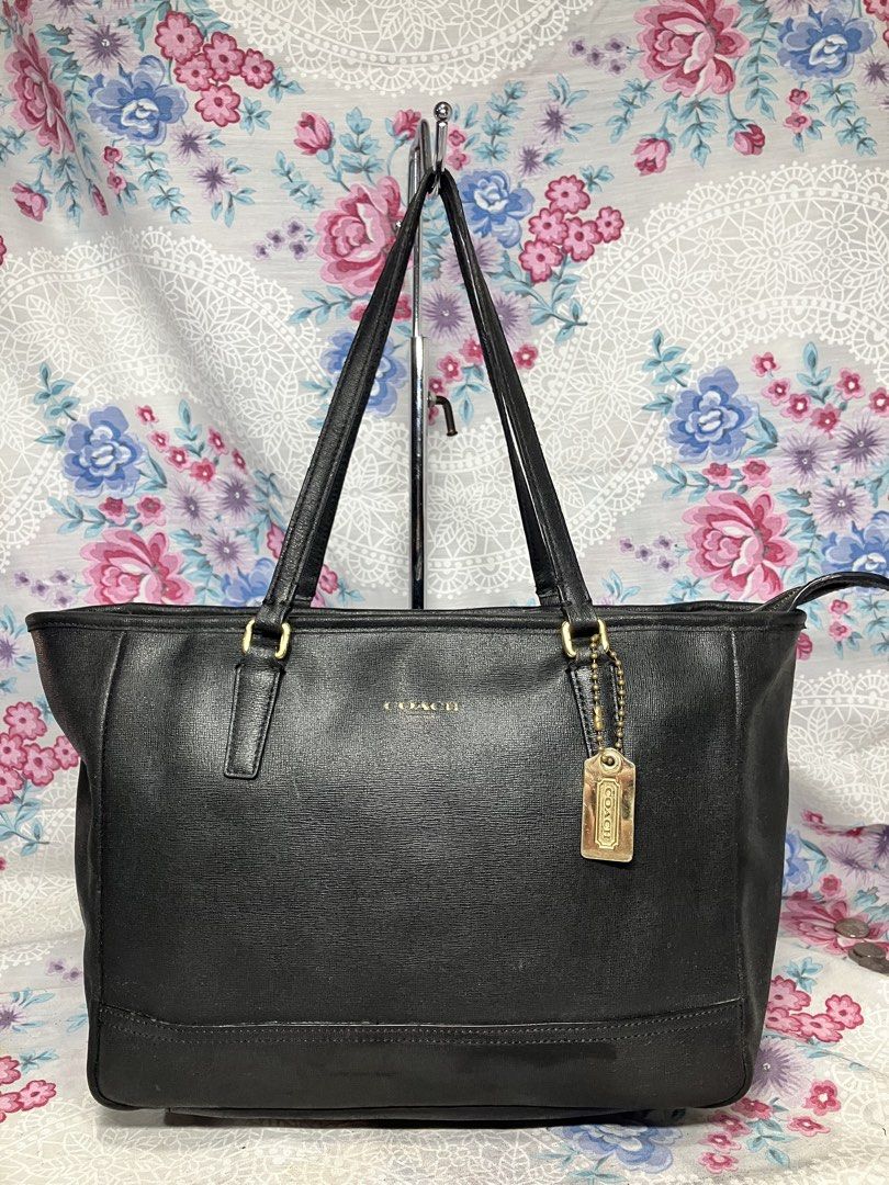 COACH BLACK LEATHER TOTE SHOPPER SHOULDER BAG (Category: Shoulder Bags) located in General Mariano Alvarez. Submitted by adonid (Listing ID 1465953516, Image 1). Description: COACH BLACK LEATHER TOTE SHOPPER SHOULDER BAG GOOD CONDITION NORMAL SIGN OF USAGE ONLY.