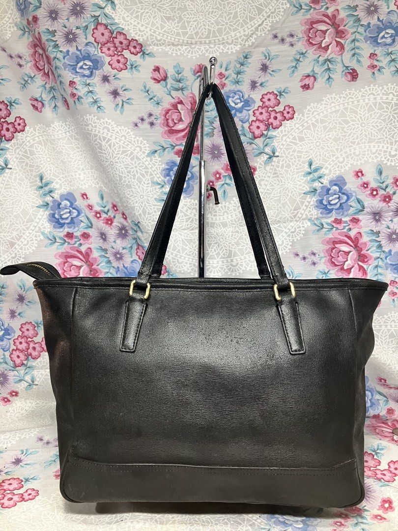 COACH BLACK LEATHER TOTE SHOPPER SHOULDER BAG (Category: Shoulder Bags) located in General Mariano Alvarez. Submitted by adonid (Listing ID 1465953516, Image 3). Description: COACH BLACK LEATHER TOTE SHOPPER SHOULDER BAG GOOD CONDITION NORMAL SIGN OF USAGE ONLY.
