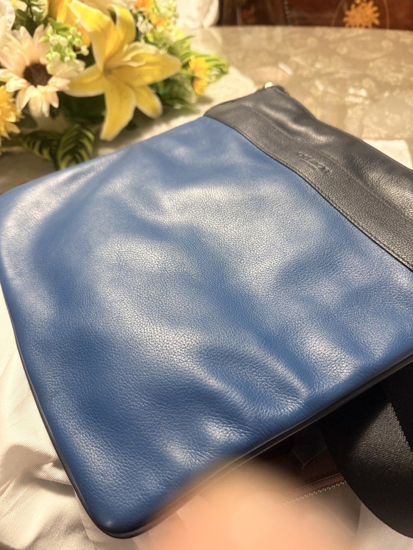 Coach Bowery Messenger Bag (Category: Belt bags, Clutches and Pouches) located in Caloocan City. Submitted by kimterest (Listing ID 1465872894, Image 2). Description: .