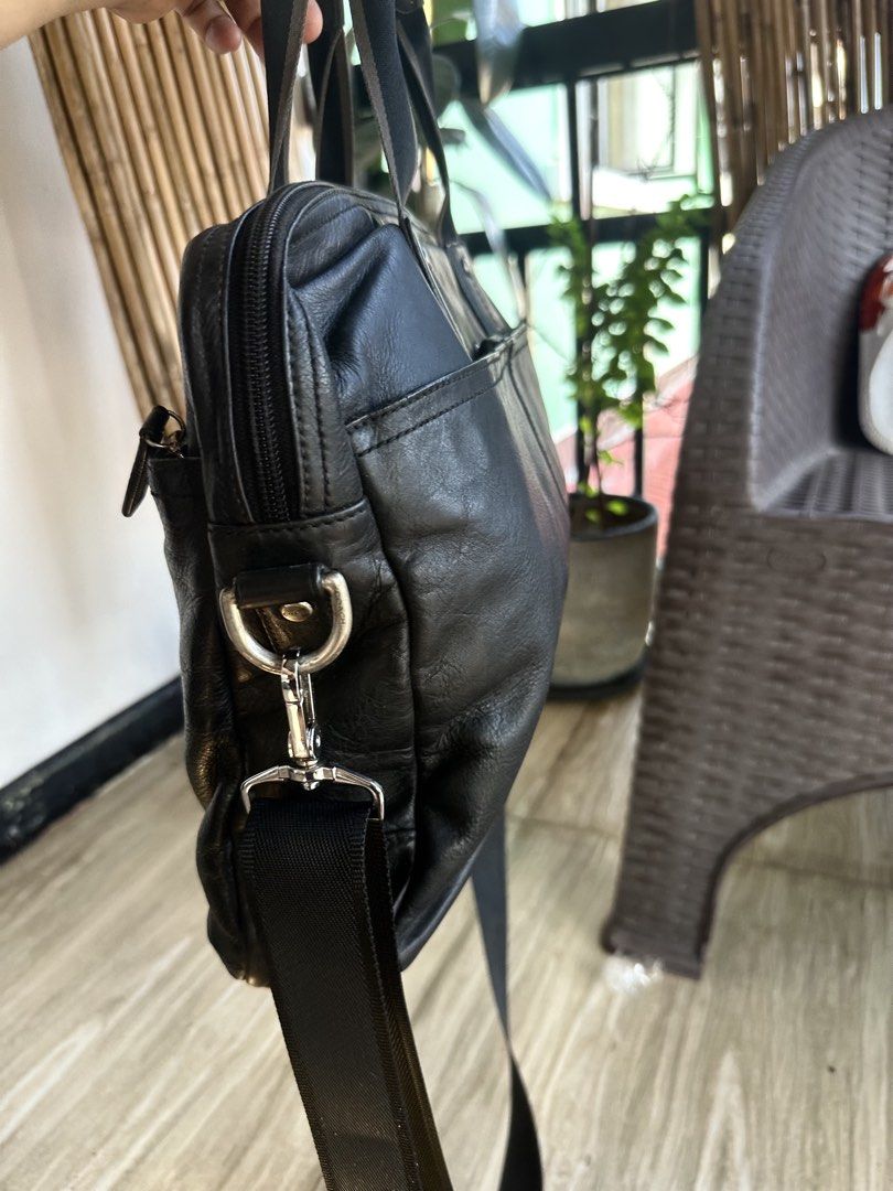 COACH BRIEFCASE F70812 (Category: Luxury Bags & Wallets) located in Cavite. Submitted by pidiyey (Listing ID 1465824532, Image 3). Description: in very good condition replacement strap genuine leather original check pics for reference.