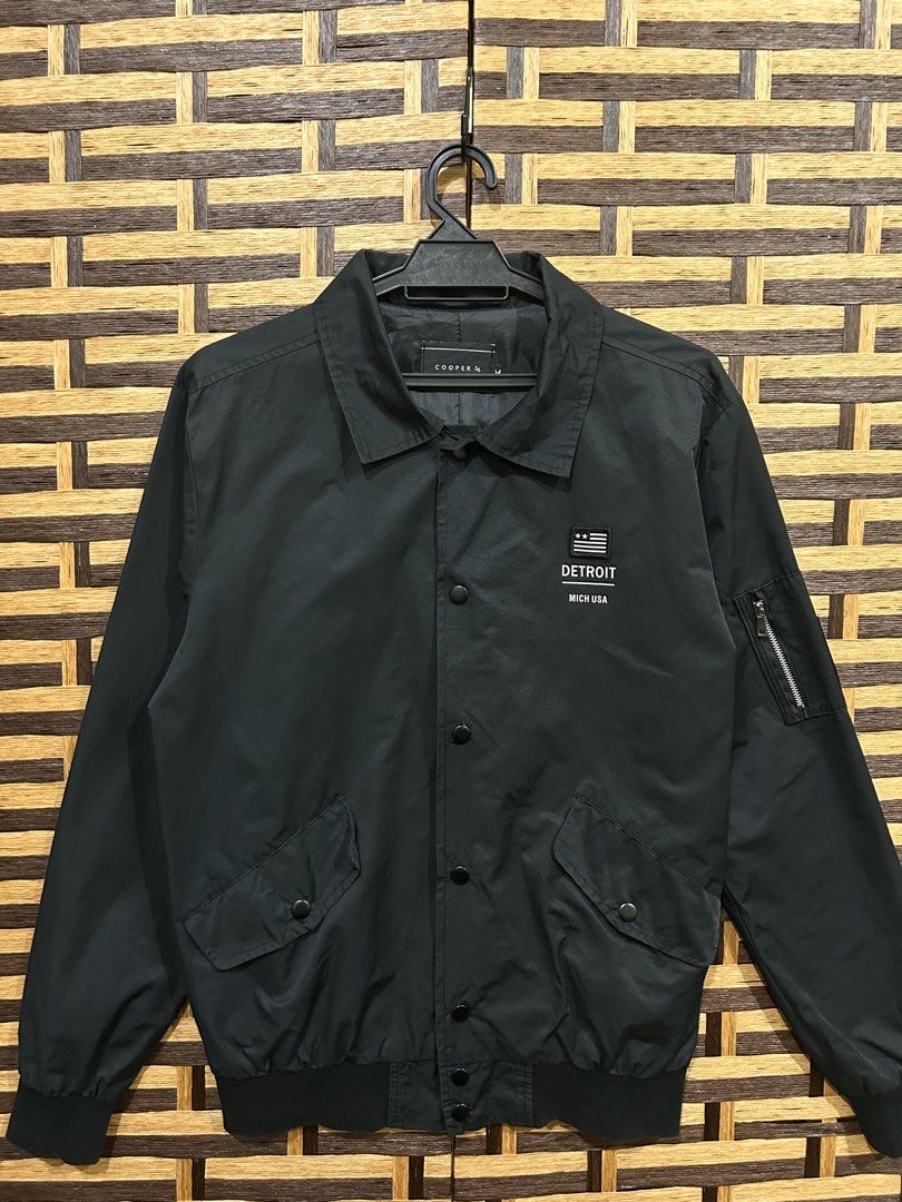 COACH BUTTON JACKET (Category: Coats, Jackets and Outerwear) located in Kota Bharu. Submitted by brandthriftoutdoor_ (Listing ID 1465787936, Image 1). Description: COACH BUTTON JACKET Manual Sizing : Pit - 21” Length - 26” size tag : M(prefered S-M) Condition : 9.5/10 -kain nipis texture lembut sedap pakai✅ -ringger cun✅ -button elok ✅ -bebas faded, scratch✅ -warna hitam masih intense✅ HARGA : RM25.00 dfod/ post +RM7 sahaja BERMINAT WA : 0️⃣1️⃣9️
