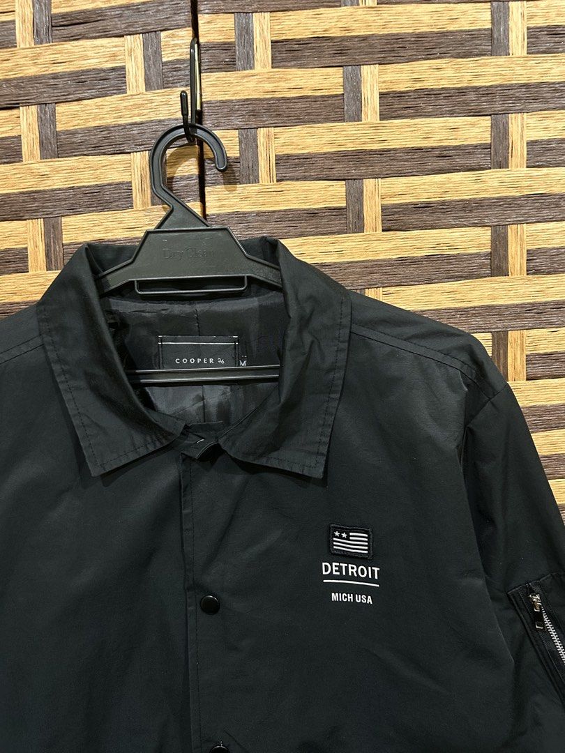 COACH BUTTON JACKET (Category: Coats, Jackets and Outerwear) located in Kota Bharu. Submitted by brandthriftoutdoor_ (Listing ID 1465787936, Image 2). Description: COACH BUTTON JACKET Manual Sizing : Pit - 21” Length - 26” size tag : M(prefered S-M) Condition : 9.5/10 -kain nipis texture lembut sedap pakai✅ -ringger cun✅ -button elok ✅ -bebas faded, scratch✅ -warna hitam masih intense✅ HARGA : RM25.00 dfod/ post +RM7 sahaja BERMINAT WA : 0️⃣1️⃣9️