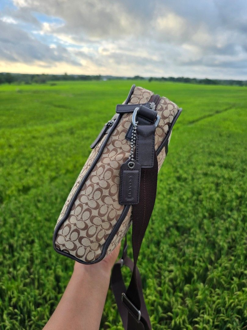 COACH CANVAS SLING (Category: Sling Bags) located in Baguio. Submitted by legitbuyerpoako (Listing ID 1465892851, Image 2). Description: maganda po nothing to explain AUTHENTIC GAGAMITIN NALANG LABHAN LANG KUNG MASELAN PAK NA PAK PO SYA PANG AWRA.