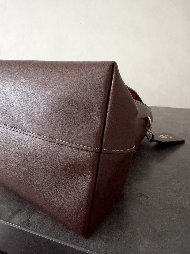 Coach chelsea 36 (Category: Shoulder Bags) located in Singapore. Submitted by implusebuyer02 (Listing ID 1465622063, Image 5). Description: - Brand/Model: Coach Chelsea 36 Bag - Color: Maple - Condition: used but 9/10 - rtp $750.