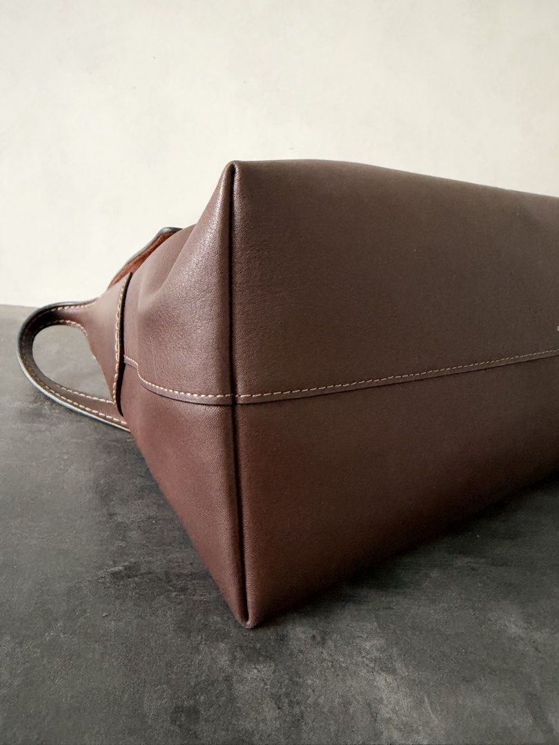 Coach chelsea 36 (Category: Shoulder Bags) located in Singapore. Submitted by implusebuyer02 (Listing ID 1465622063, Image 4). Description: - Brand/Model: Coach Chelsea 36 Bag - Color: Maple - Condition: used but 9/10 - rtp $750.