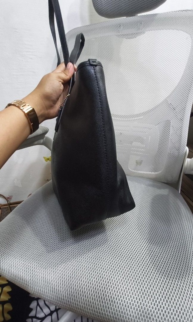 Coach City tote bag (Category: Tote Bags) located in Manila. Submitted by belonoza (Listing ID 1465780980, Image 2). Description: Preloved from Korea, Original Very good condition No issue.