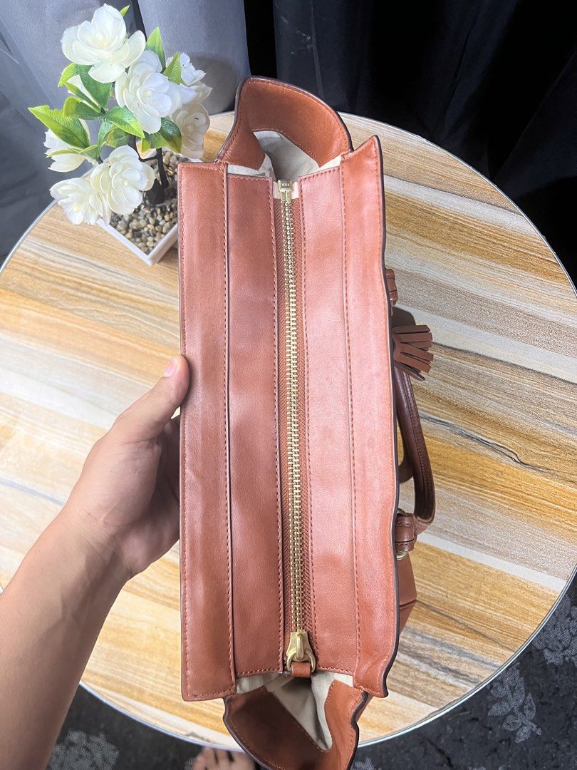 Coach legacy Candace (Category: Shoulder Bags) located in Manila. Submitted by cjsthrift (Listing ID 1465773091, Image 3). Description: Baka may interested po Coach legacy Candace Rank A Conditon Pwede sa maselan Ykk Zip Nandyan na details lahat DM📩.