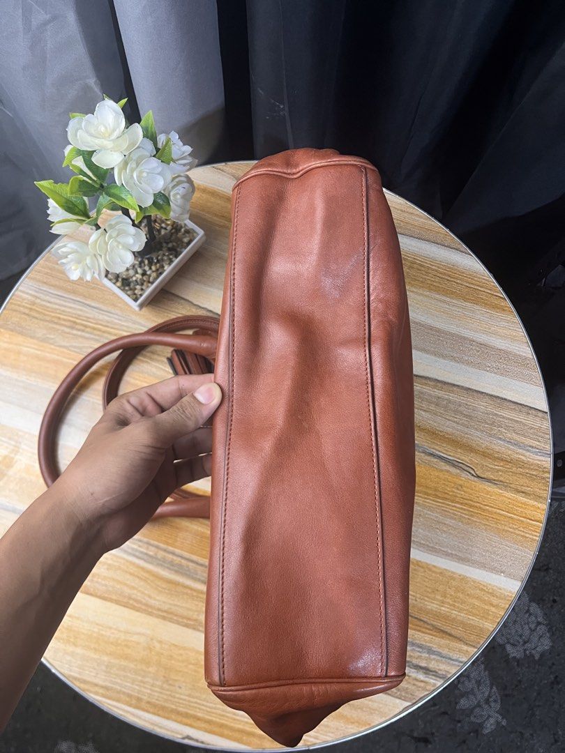 Coach legacy Candace (Category: Shoulder Bags) located in Manila. Submitted by cjsthrift (Listing ID 1465773091, Image 2). Description: Baka may interested po Coach legacy Candace Rank A Conditon Pwede sa maselan Ykk Zip Nandyan na details lahat DM📩.
