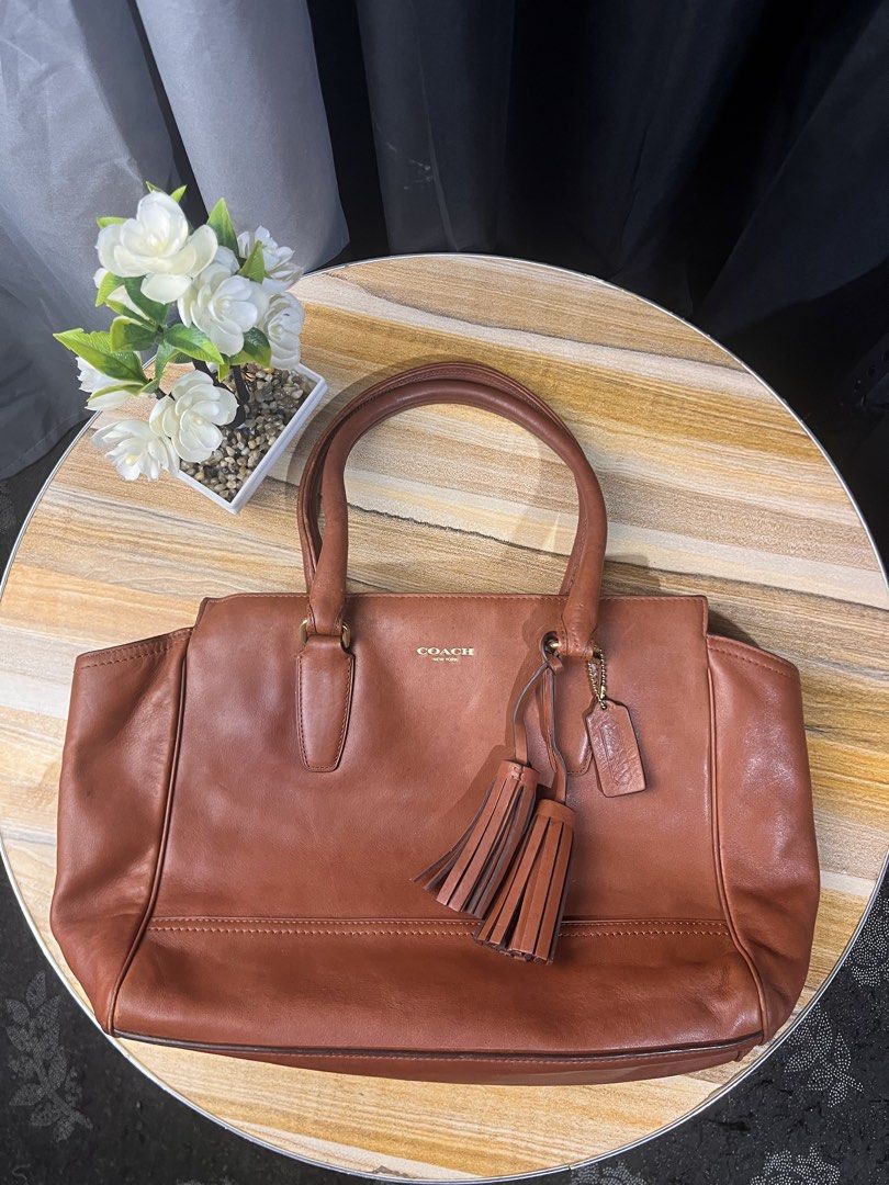 Coach legacy Candace (Category: Shoulder Bags) located in Manila. Submitted by cjsthrift (Listing ID 1465773091, Image 1). Description: Baka may interested po Coach legacy Candace Rank A Conditon Pwede sa maselan Ykk Zip Nandyan na details lahat DM📩.