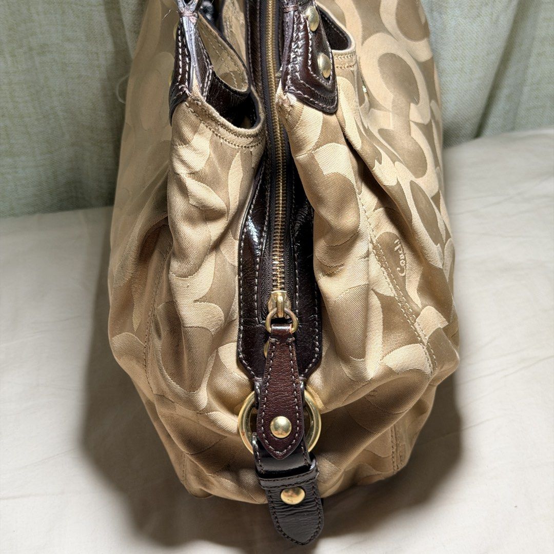 Coach Madison OP Art Maggie Bag (Category: Luxury Bags & Wallets) located in Guinobatan. Submitted by ktonkatsu (Listing ID 1465904752, Image 3). Description: 📍BICOL Shipping via J&T Madison Maggie Overall Condition: 9/10 (Rank A) !! sign of use in hardware and in rubber lining, minimal dirt/stain in canvas.