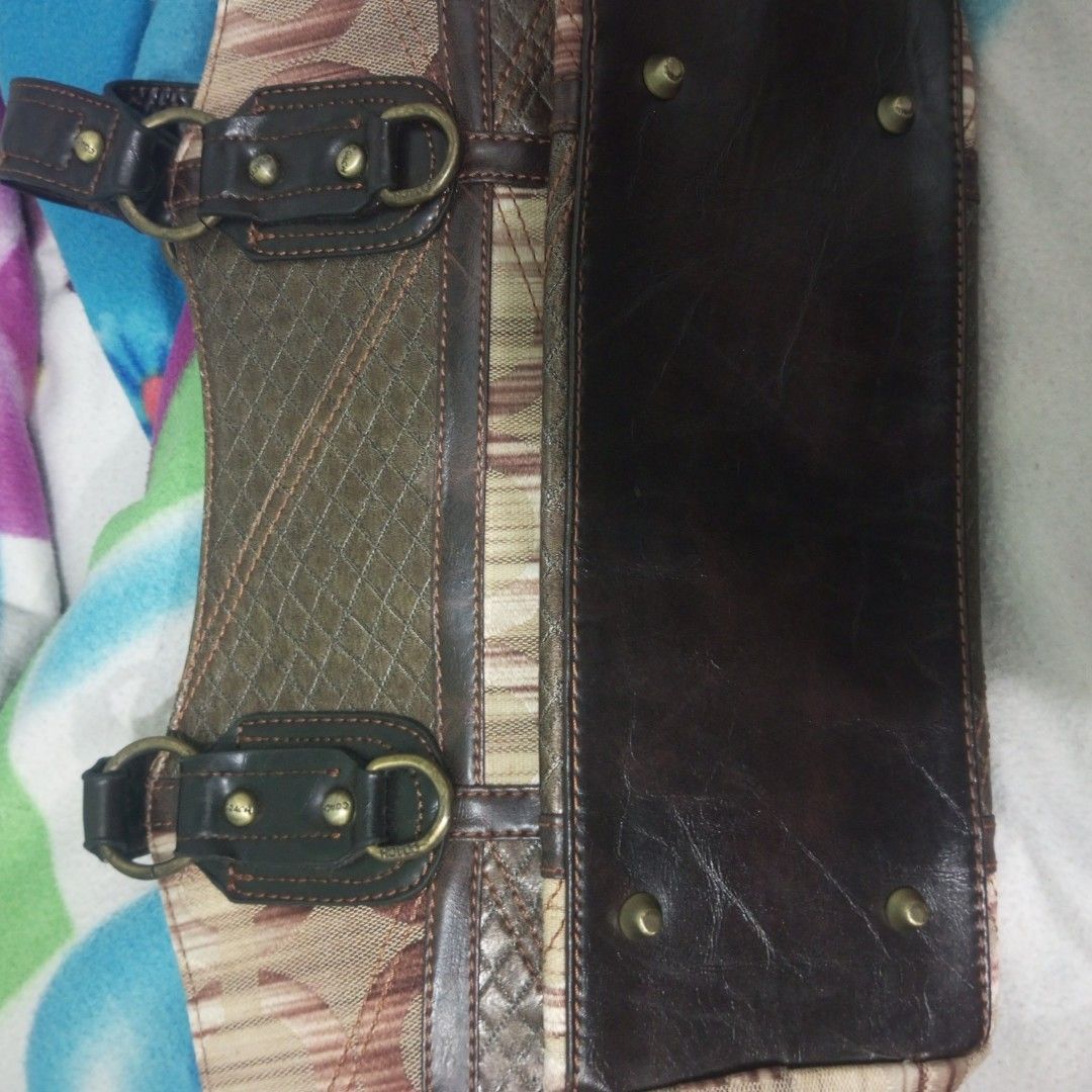 Coach Patchwork Signature Shoulder Bag Brown (Category: Luxury Bags & Wallets) located in General Mariano Alvarez. Submitted by rai.summer (Listing ID 1465897245, Image 3). Description: - need lng linisin hardware and loob - rfs: not using it, nakatambak lng. .