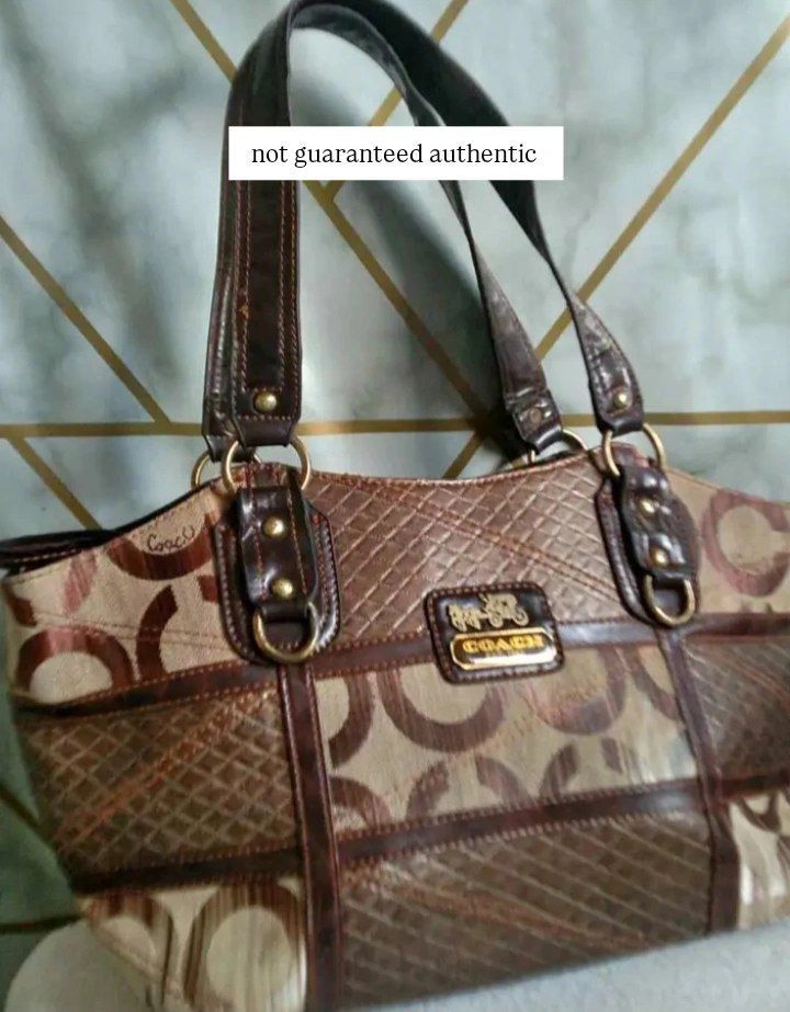Coach Patchwork Signature Shoulder Bag Brown (Category: Luxury Bags & Wallets) located in General Mariano Alvarez. Submitted by rai.summer (Listing ID 1465897245, Image 1). Description: - need lng linisin hardware and loob - rfs: not using it, nakatambak lng. .