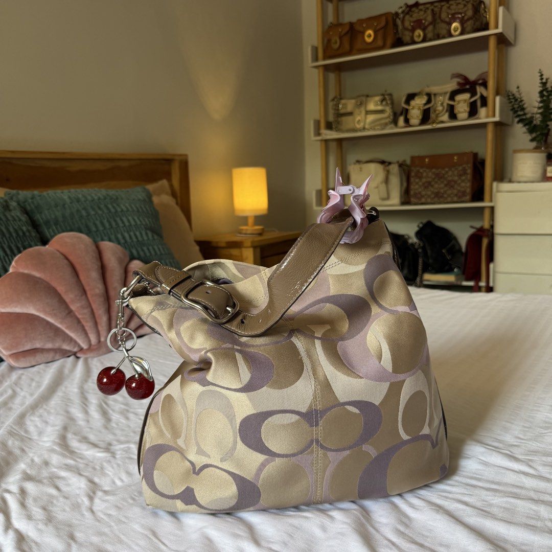 Coach Penelope Optic Hobk (Category: Luxury Bags & Wallets) located in Naga. Submitted by fynds.fynds (Listing ID 1465881157, Image 2). Description: .