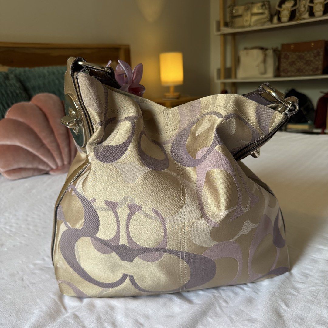 Coach Penelope Optic Hobk (Category: Luxury Bags & Wallets) located in Naga. Submitted by fynds.fynds (Listing ID 1465881157, Image 3). Description: .