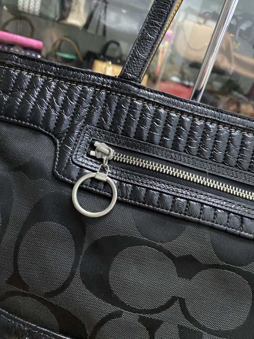 Coach Poppy Tote (Category: Luxury Bags & Wallets) located in San Mateo. Submitted by kluxuryy (Listing ID 1465940683, Image 3). Description: OFFER YOUR PRICE NEGOTIABLE.