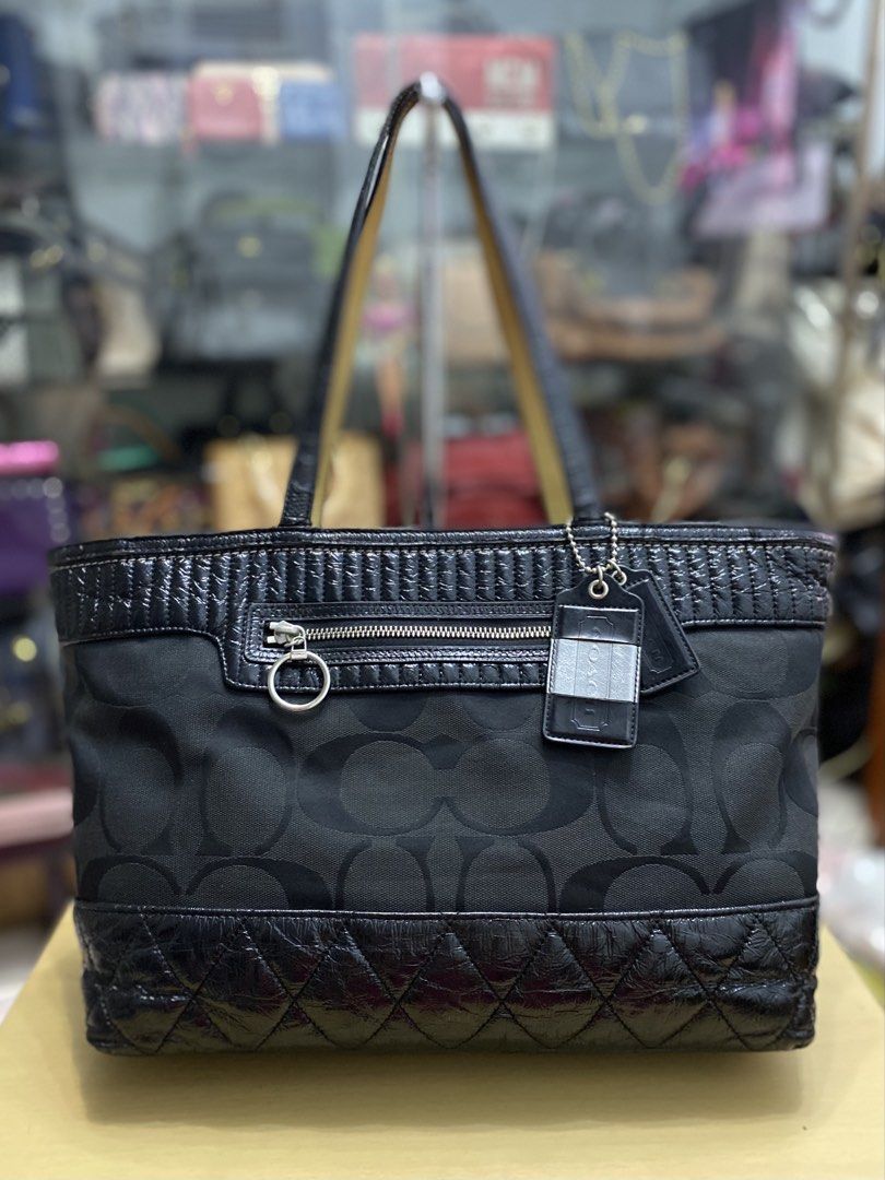 Coach Poppy Tote (Category: Luxury Bags & Wallets) located in San Mateo. Submitted by kluxuryy (Listing ID 1465940683, Image 1). Description: OFFER YOUR PRICE NEGOTIABLE.