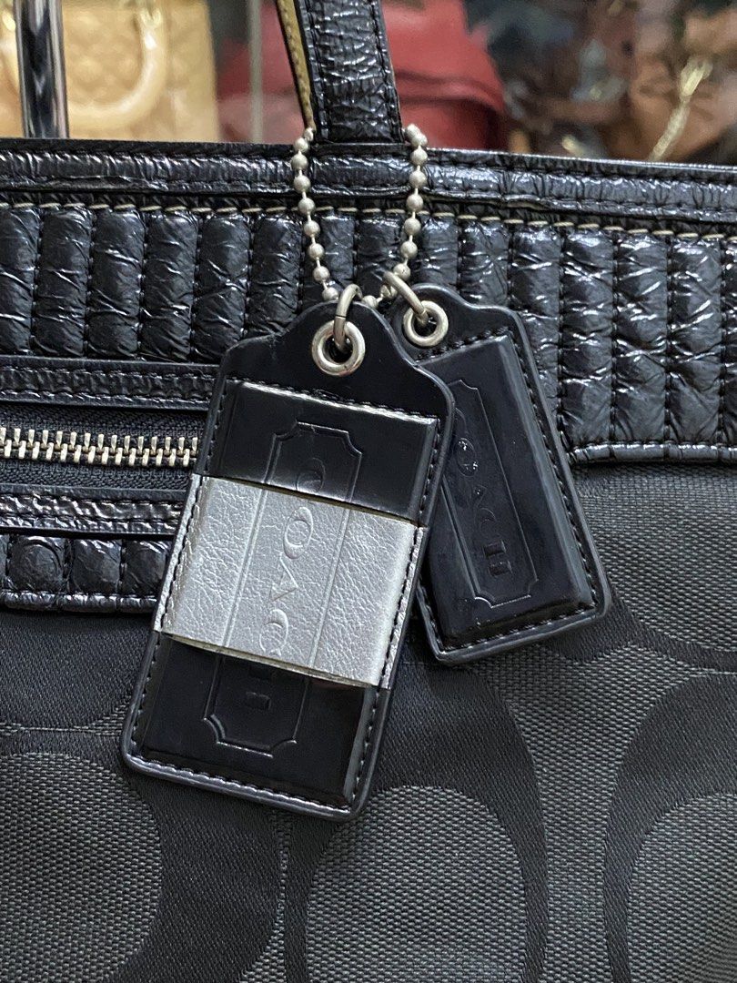 Coach Poppy Tote (Category: Luxury Bags & Wallets) located in San Mateo. Submitted by kluxuryy (Listing ID 1465940683, Image 2). Description: OFFER YOUR PRICE NEGOTIABLE.