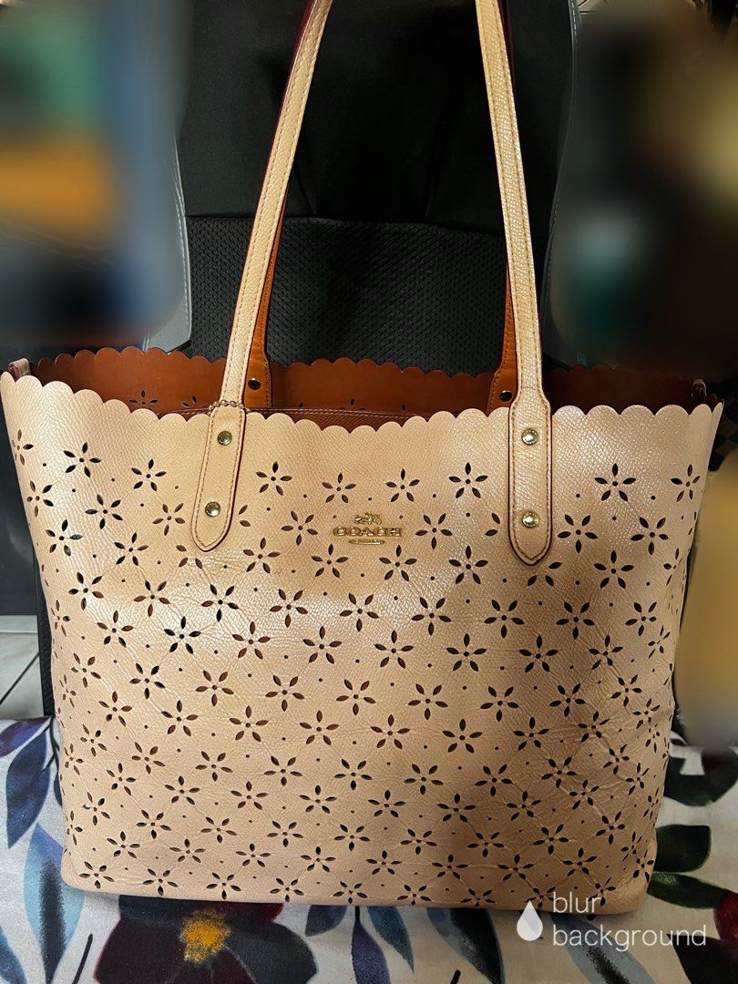 Coach tote bag (Category: Tote Bags) located in Valenzuela. Submitted by dianzskiyo (Listing ID 1465834014, Image 1). Description: LOCATION : VALENZUELA 🎀AVAILABLE! SOLD ITEMS ARE MARKED OR DELETED🎀 Preloved Coach tote bag 📍 what you see is what you get 📍 Managed ur expectation - this is preloved 📍 Slightly negotiable 📍 All details were already posted (pls check photos para iwas sa redundant na tanong 😉) 📍 Color may vary due to lighting �