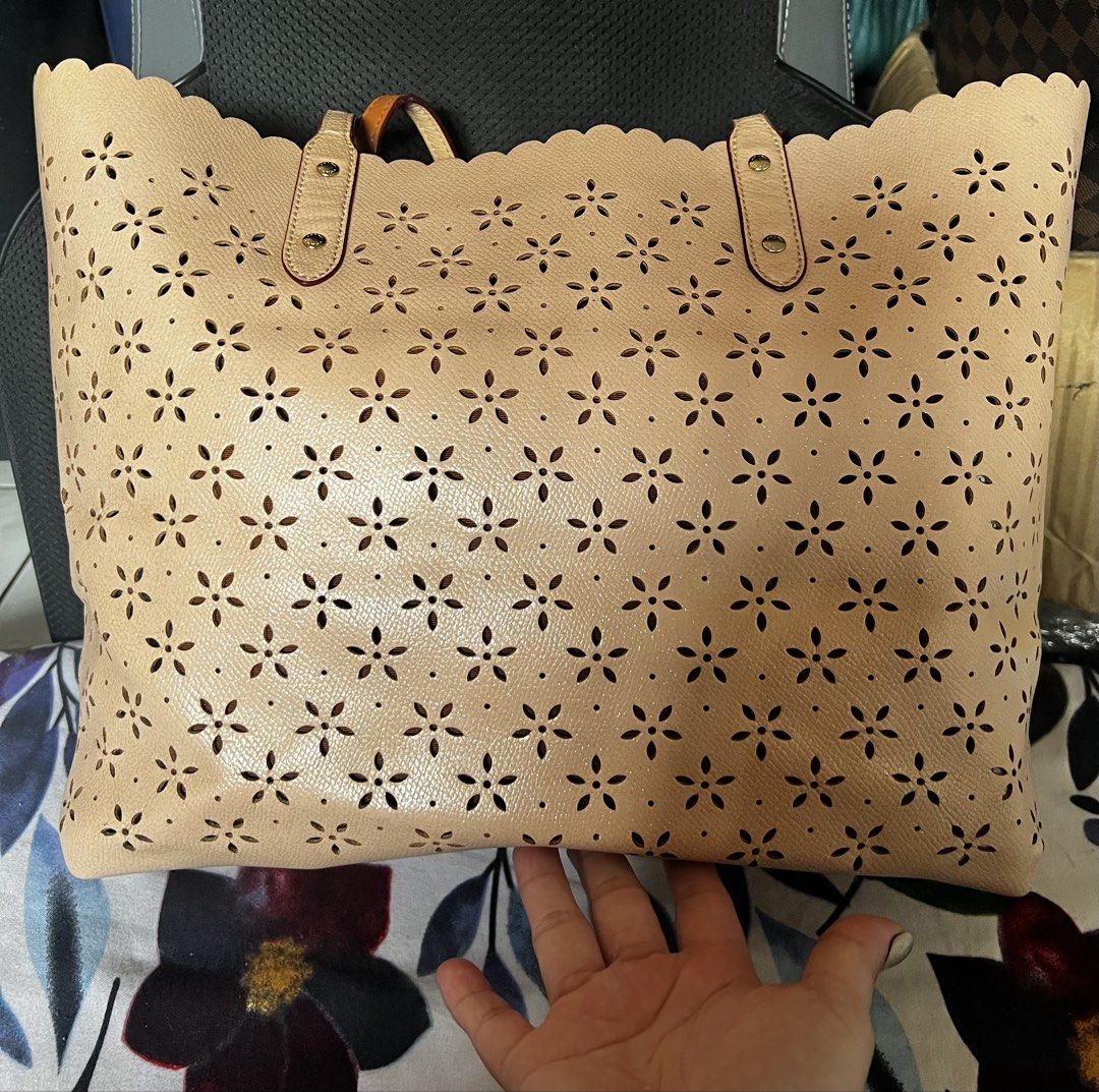 Coach tote bag (Category: Tote Bags) located in Valenzuela. Submitted by dianzskiyo (Listing ID 1465834014, Image 2). Description: LOCATION : VALENZUELA 🎀AVAILABLE! SOLD ITEMS ARE MARKED OR DELETED🎀 Preloved Coach tote bag 📍 what you see is what you get 📍 Managed ur expectation - this is preloved 📍 Slightly negotiable 📍 All details were already posted (pls check photos para iwas sa redundant na tanong 😉) 📍 Color may vary due to lighting �