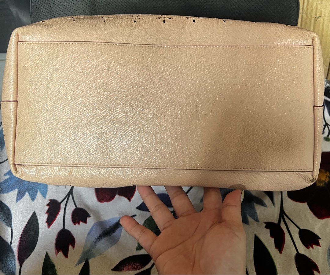 Coach tote bag (Category: Tote Bags) located in Valenzuela. Submitted by dianzskiyo (Listing ID 1465834014, Image 3). Description: LOCATION : VALENZUELA 🎀AVAILABLE! SOLD ITEMS ARE MARKED OR DELETED🎀 Preloved Coach tote bag 📍 what you see is what you get 📍 Managed ur expectation - this is preloved 📍 Slightly negotiable 📍 All details were already posted (pls check photos para iwas sa redundant na tanong 😉) 📍 Color may vary due to lighting �