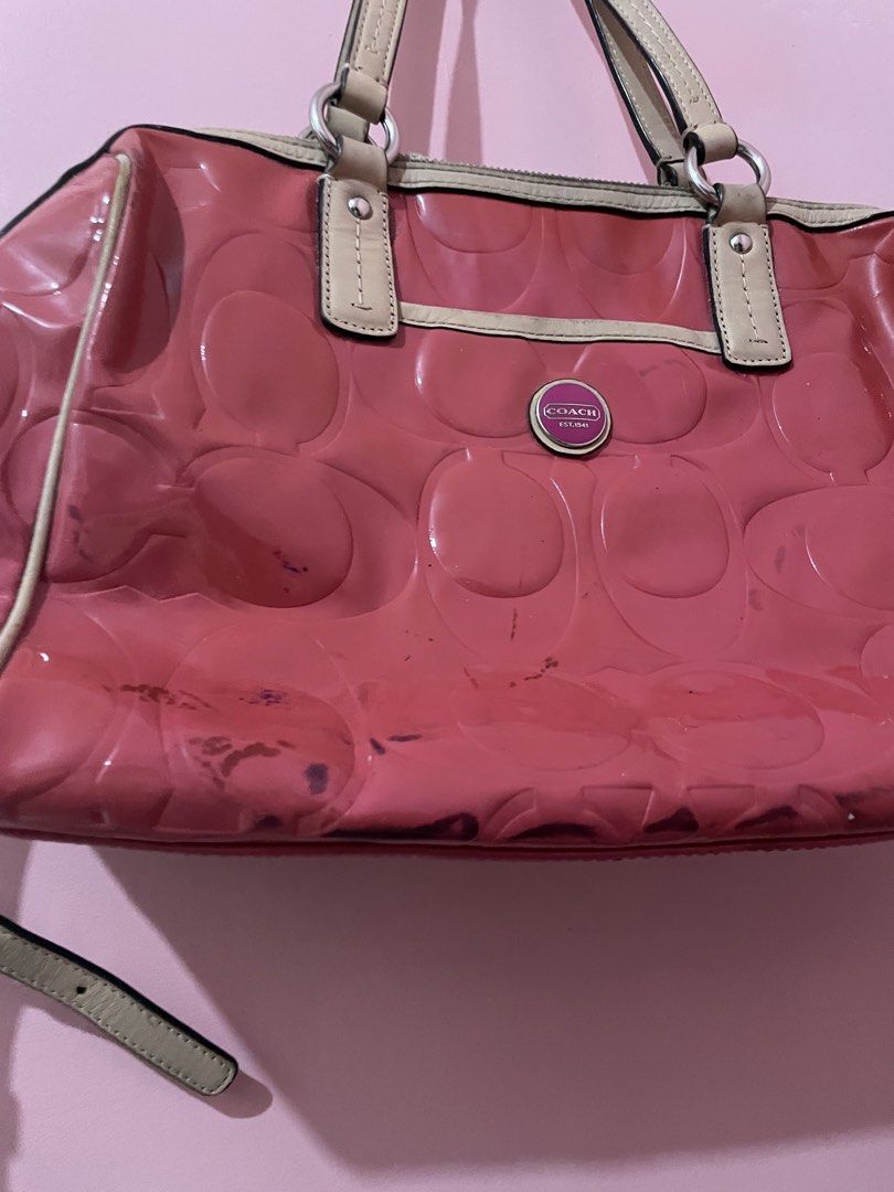 Coach two-way bag (Category: Shoulder Bags) located in Mabalacat. Submitted by jun3finds (Listing ID 1465777549, Image 2). Description: Issue: Color transfer.