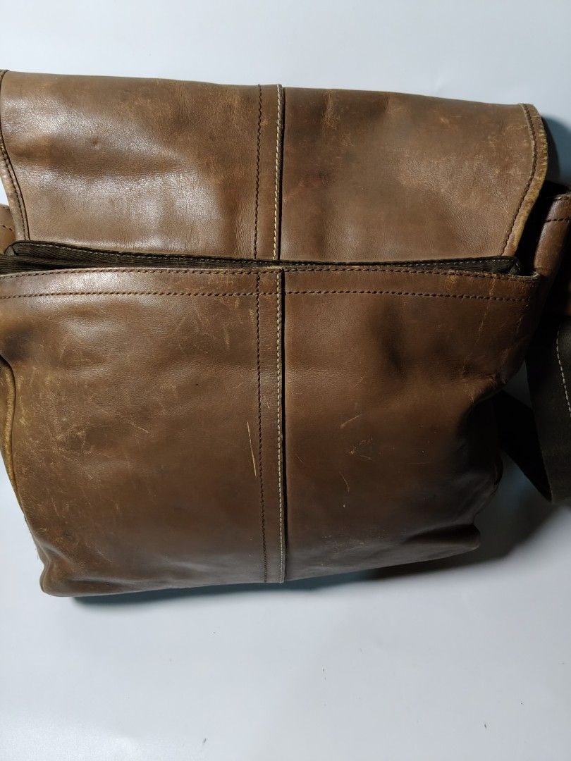 Coach VINTAGE MESSENGER BAG (Category: Sling Bags) located in Valencia. Submitted by coolwolf_27a64f (Listing ID 1465885311, Image 3). Description: vintage brown leather Coach messenger bag, distinguished by its front flap featuring a debossed logo and distinct vertical center seam detailing. Dimension 15x13 FLAWS, SCRATCHES LEATHER DISCOLORATION.