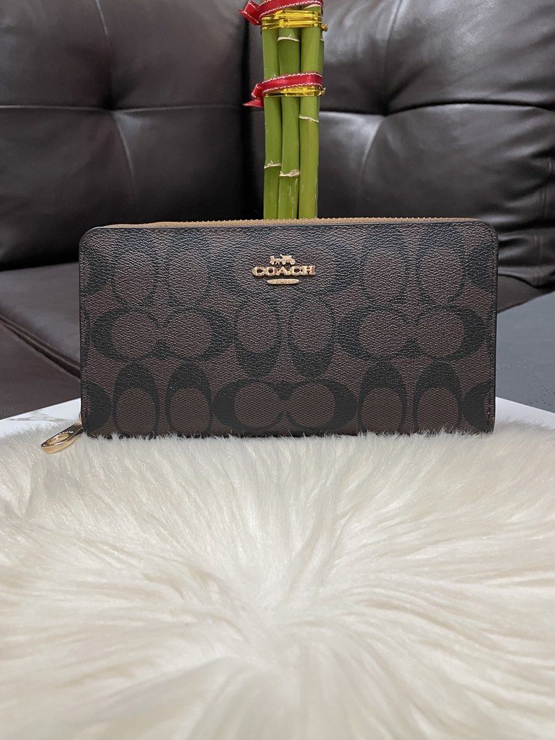 Coach Zipper Wallet (Category: Wallets & Card holders) located in Mandaue City. Submitted by ludz_0246 (Listing ID 1465916814, Image 1). Description: Gold hardware Card Slot With Box Etekita Good as new condition.