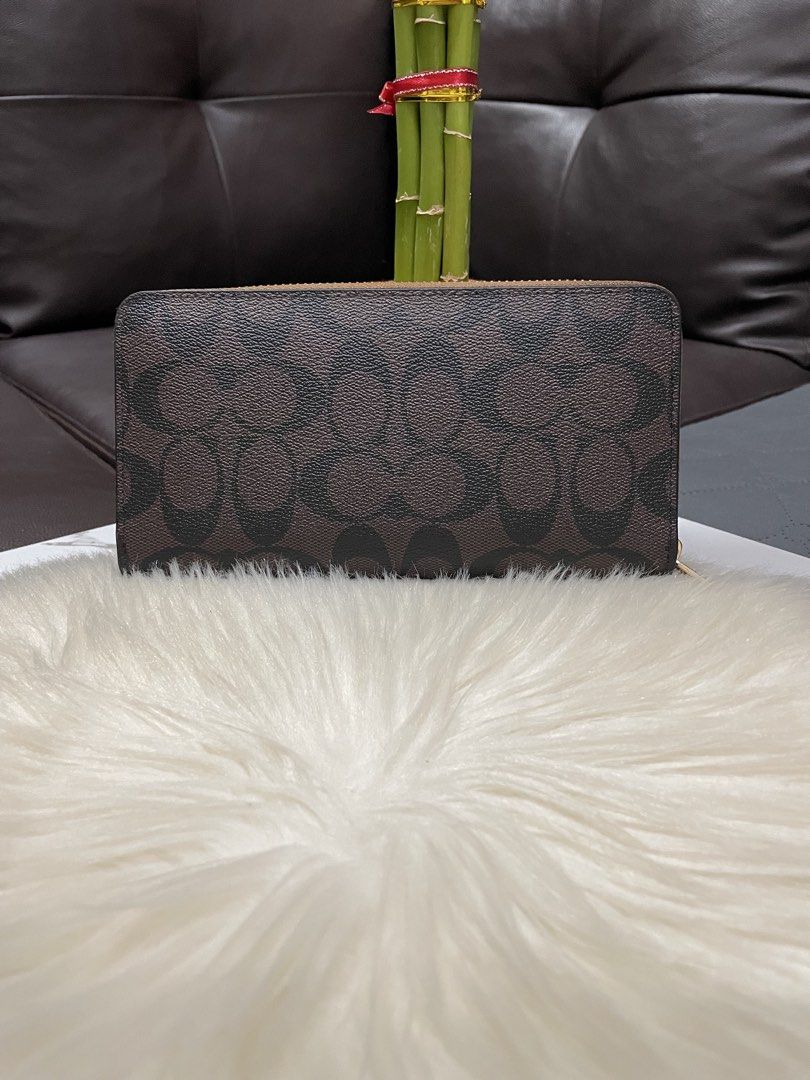 Coach Zipper Wallet (Category: Wallets & Card holders) located in Mandaue City. Submitted by ludz_0246 (Listing ID 1465916814, Image 2). Description: Gold hardware Card Slot With Box Etekita Good as new condition.