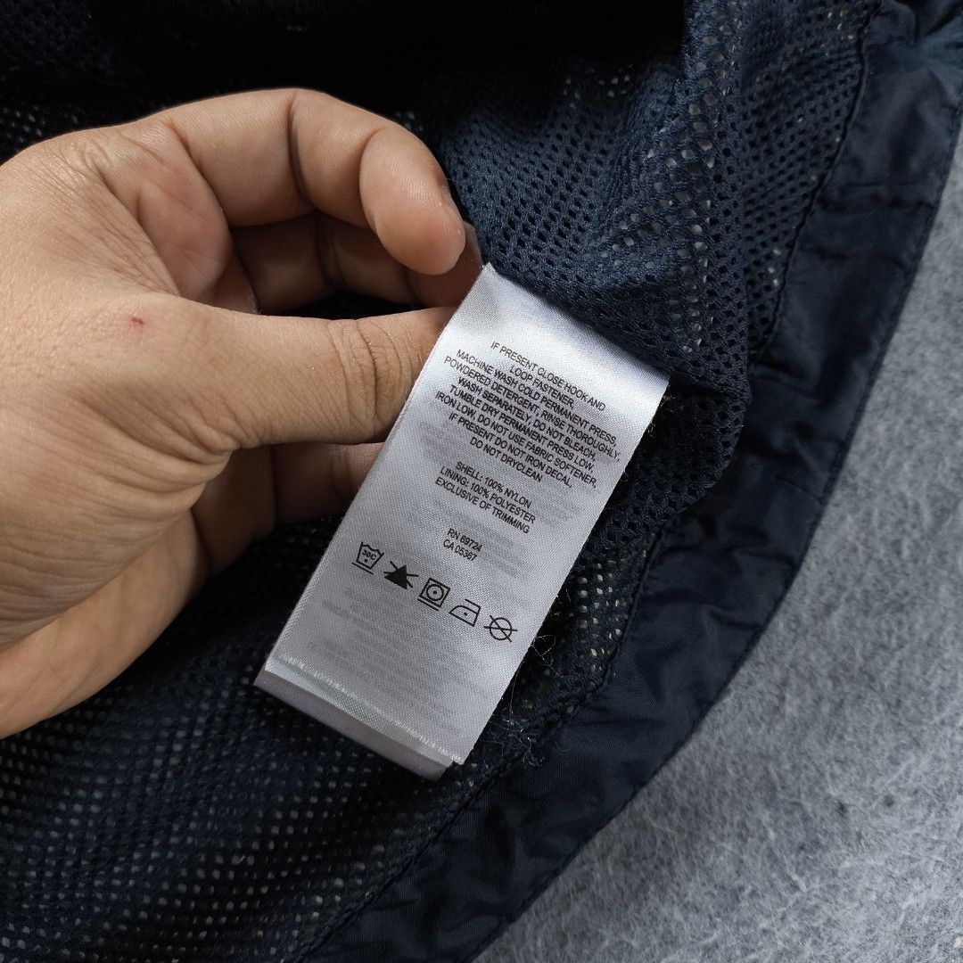 Columbia Outdoor Jacket (Waterproof/packable) (Category: Activewear) located in Manila. Submitted by shykes_26 (Listing ID 1465760003, Image 3). Description: Dimensions Width - 26 Length - 29 Size on tag - L (xl fittings) Issues - crack print.