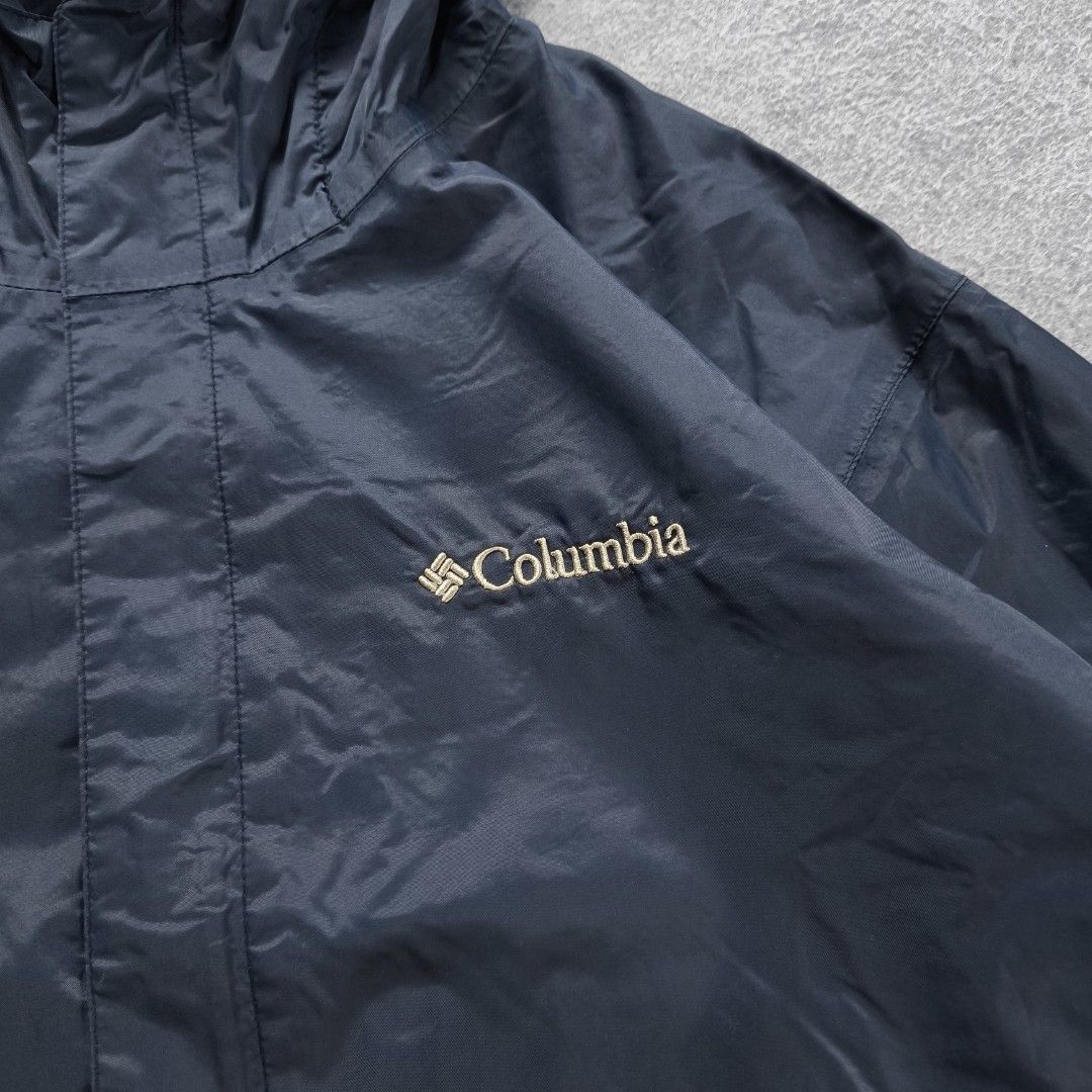 Columbia Outdoor Jacket (Waterproof/packable) (Category: Activewear) located in Manila. Submitted by shykes_26 (Listing ID 1465760003, Image 2). Description: Dimensions Width - 26 Length - 29 Size on tag - L (xl fittings) Issues - crack print.
