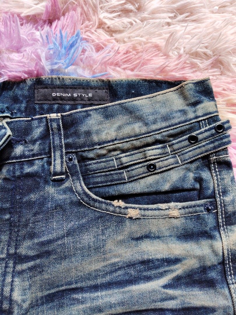 Comix Y2k Denim Distressed Rolled Cuff Shorts (Category: Shorts) located in Siquijor. Submitted by thesummit26 (Listing ID 1465785124, Image 3). Description: Brand new, never been used/worn. Tag was removed. • Clean and in excellent condition • Actual item shown in photos.