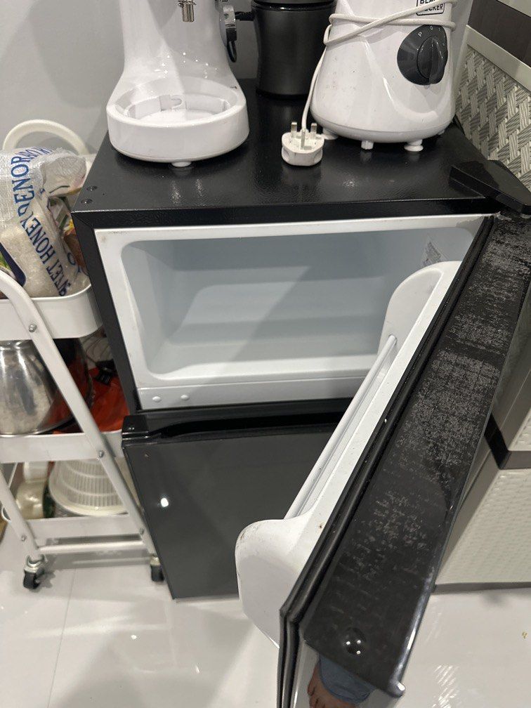Condura Mini Ref (Category: Refrigerators and Freezers) located in Agdangan. Submitted by caesarfinds (Listing ID 1465867132, Image 2). Description: Thru lalamove .