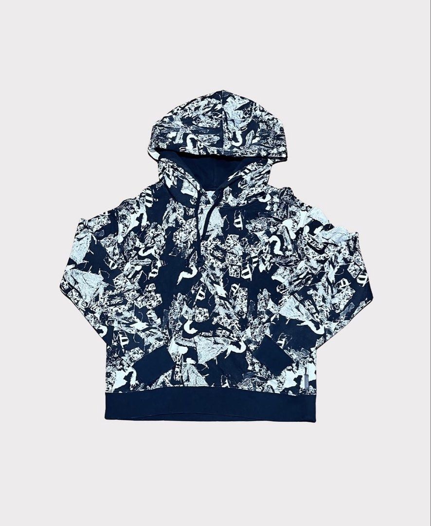 Converse Hoodie (Category: Coats, Jackets and Outerwear) located in Manila. Submitted by jowaona (Listing ID 1465903666, Image 1). Description: ‎Dimensions: 20.5 x 25.5 ‎Condition: 9/10, with tag.
