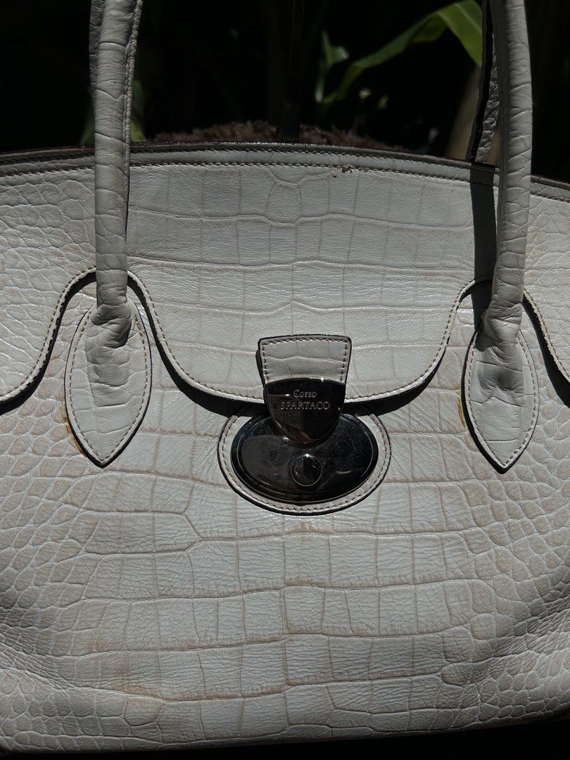 Corso Spartaco White Croc Embossed Shoulder Bag (Category: Shoulder Bags) located in Naga. Submitted by helloitsk20594 (Listing ID 1465872133, Image 3). Description: 𝘾𝙊𝙍𝙎𝙊 𝙎𝙋𝘼𝙍𝙏𝘼𝘾𝙊 can fit laptop🤍 🏷️ 𝙈𝙄𝙉𝙀: ₱1,000 𝑪𝒐𝒏𝒅𝒊𝒕𝒊𝒐𝒏: 10/10 condition 𝙄𝙨𝙨𝙪𝙚/𝙨: none 𝘿𝙞𝙢𝙚𝙣𝙨𝙞𝙤𝙣𝙨: 12 x 15 inches ————𝗠𝗨𝗦𝗧 𝗥𝗘𝗔𝗗!———— 📌𝙋𝙡𝙚𝙖𝙨𝙚 𝙧𝙚𝙡𝙮 𝙤𝙣 𝙩𝙖𝙜𝙨 𝙤𝙧 𝙙𝙤 𝙮𝙤𝙪 𝙤𝙬𝙣 𝙧𝙚𝙨𝙚𝙖𝙧𝙘𝙝 📌𝘼𝙪𝙩𝙝𝙚𝙣𝙩𝙞�