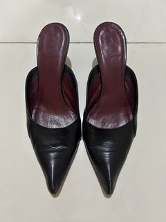 (Category: ) located in . Submitted by miss.manolos.closet (Listing ID 1465940046, Image 1). Description: .
